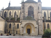 L'entrée sud de l'église abbatiale depuis la rue de la Franche-Pierre, récemment restaurée